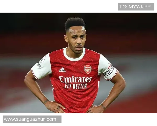 Q版风格迪巴拉球星形象设计 动感十足的足球场上小巨星